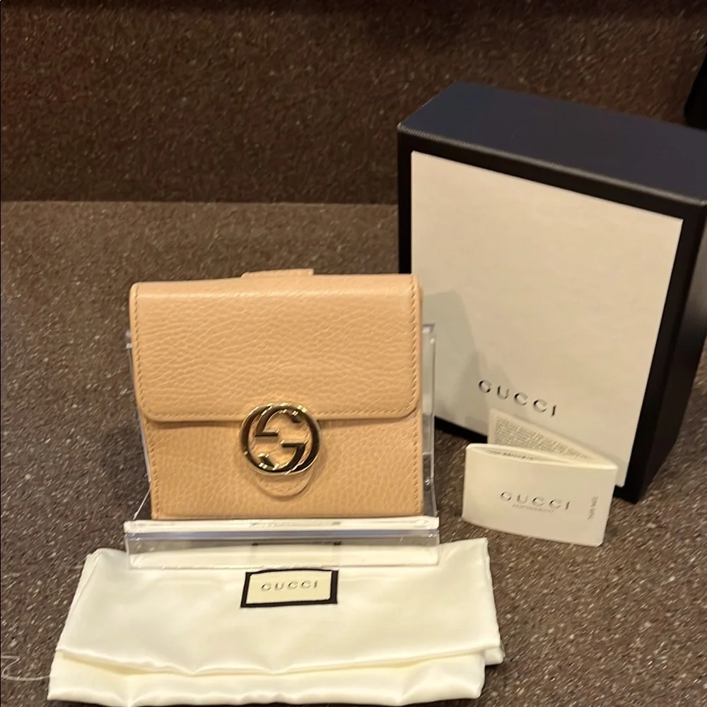 Gucci Compact Beige Leather Wallet with Gold Logo - Picture 1 of 9